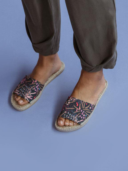 SKFK Dunkelblaue gemusterte Damenslipper SKFK Nadi