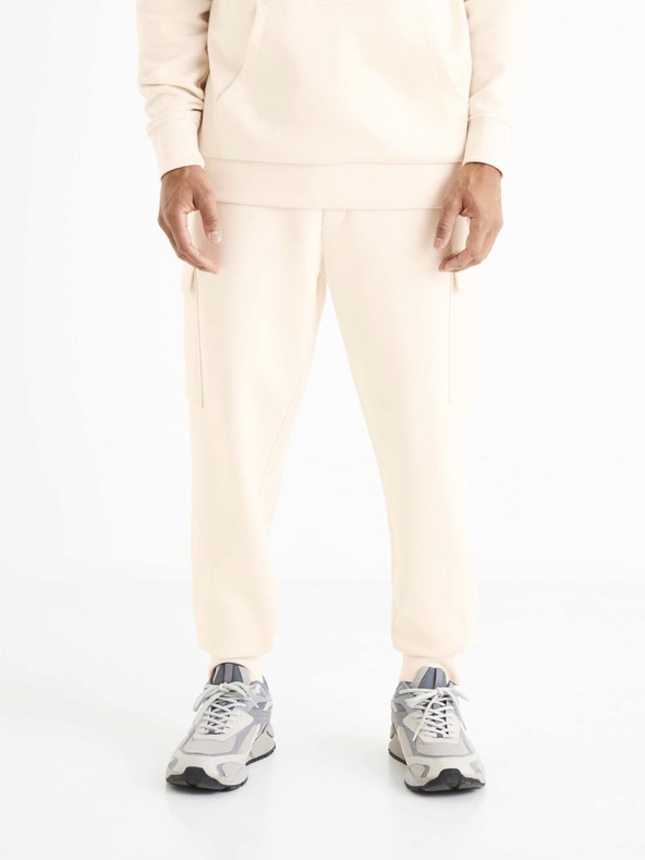 Celio Cremefarbene Herren Sweatpants mit Taschen Celio Boslap