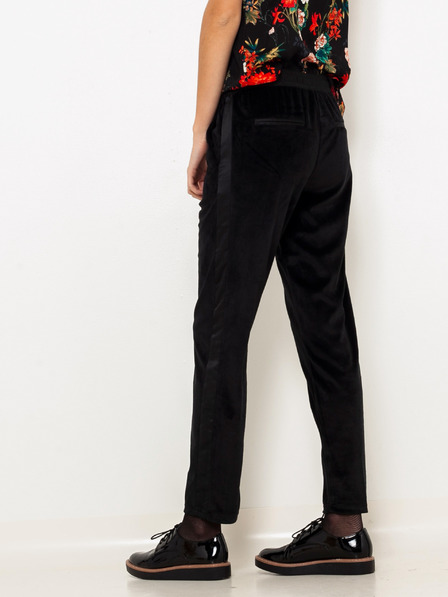 CAMAIEU Schwarze Samthose mit CAMAIEU-Schärpe