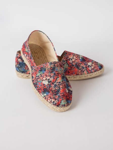 SKFK Blau und rot gemusterte Espadrilles SKFK Udan