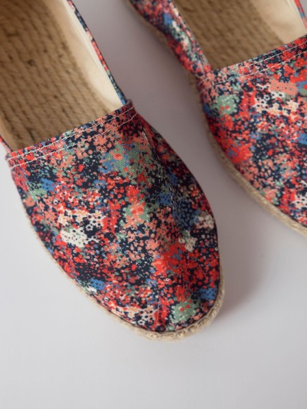 SKFK Blau und rot gemusterte Espadrilles SKFK Udan