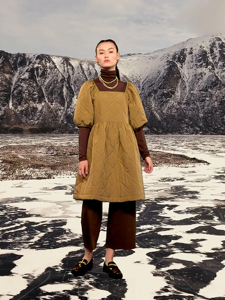 ICHI Khakifarbenes gestepptes Kleid mit Ballonärmeln ICHI