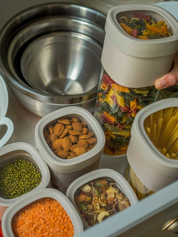 Lékué Set aus drei Vorratsbehältern für trockene Lebensmittel in hellblau Lékué Flip Storage Set