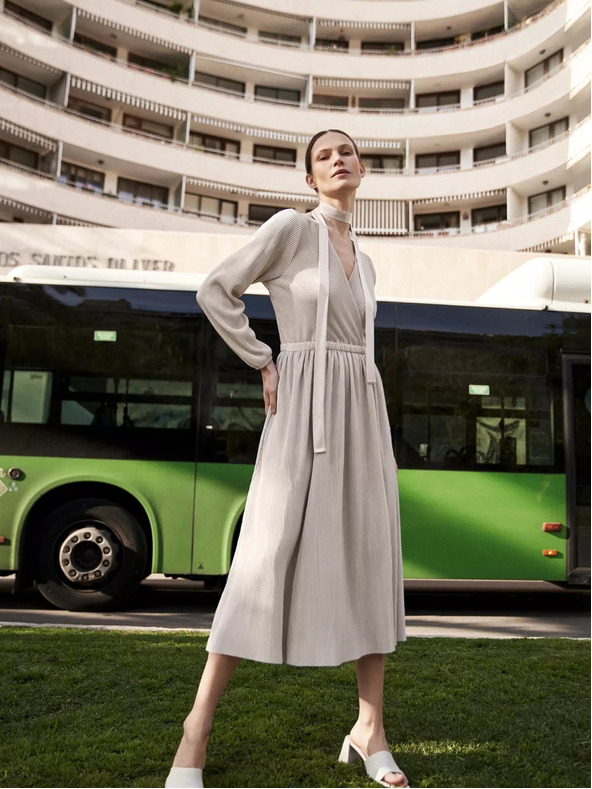 Moodo Beigefarbenes Damen-Kleid von MOODO